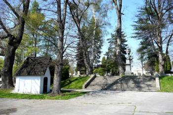 celkový pohled od jihu na kapli a centrální kříž na hraně říční terasy ( © Jan P. Štěpánek 05/2010)