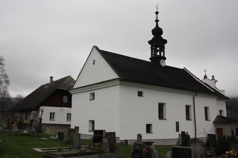 kostel Svaté rodiny a sv. Jana Nepomuckého
