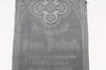 Novogotický náhrobek na jižní stěně kostela ( © Ivan Grisa 05/2010)