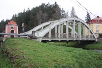 Povodní strana mostu z pravého břehu Teplé Vltavy ( © Ivan Grisa 05/2010)