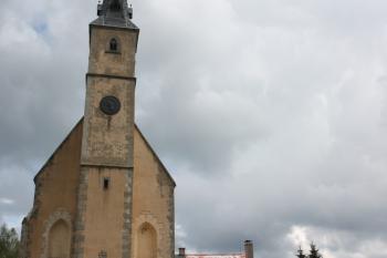 Kostel od západu, vpravo bývalý klášter ( © Ivan Grisa 05/2010)