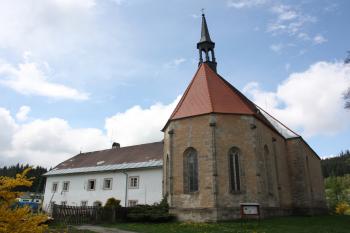 Kostel a bývalá fara od východu ( © Ivan Grisa 05/2010)