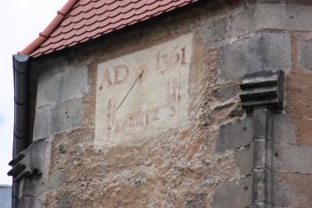 Sluneční hodiny na jihovýchodní stěně presbytáře ( © Ivan Grisa 05/2010)