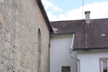 Jižní stěna kostela a západní stěna bývalé fary ( © Ivan Grisa 05/2010)