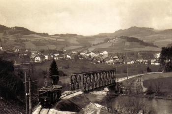 Vyšší Brod - Historická fotografie z  první poloviny min.století s pohledem na Vyšší Brod - žel.most přes Vltavu (dodnes stojící) -  soukr.sbírka IvoR (??? © Josef Saidl - Č.Krumlov)