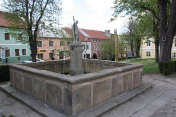 Kašna z roku 1737 se sochou sv. Floriána z roku 1865 jižně od radnice ( © Ivan Grisa 05/2010)