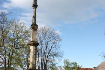 Pranýř ze 17. století se sochou sv. Barbory z poč. 18. stol. severně pod radnicí ( © Ivan Grisa 05/2010)