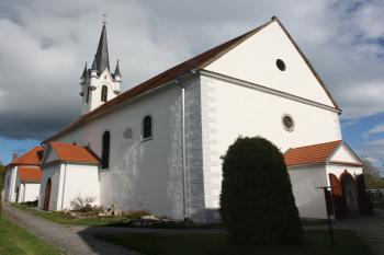 Kostel od hřbitovní brány ( © Ivan Grisa 05/2010)