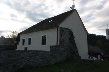 Dům čp. 103 od jihu se zbytkem městské hradby ( © Ivan Grisa 05/2010)