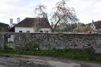 Jižní zeď hřbitova ( © Ivan Grisa 05/2010)