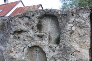 Náhrobky u jižní brány ( © Ivan Grisa 05/2010)