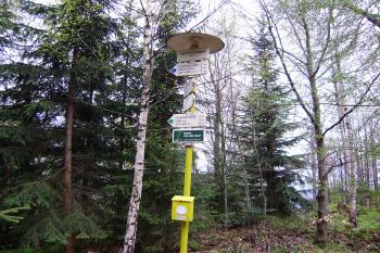 turistický rozcestník  s vrcholovou knihou (© Zuzana Holasová, 05/2010)