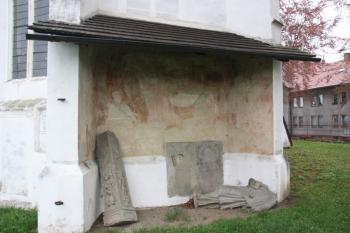 Výklenková kaple na východní stěně závěru ( © Ivan Grisa 05/2010)