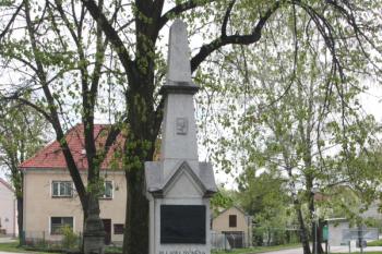 Bývalý památník padlým z I. světové války na návsi pod kostelem ( © Ivan Grisa 05/2010)