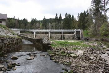 Povodní strana hráze z koryta Černé ( © Ivan Grisa 05/2010)