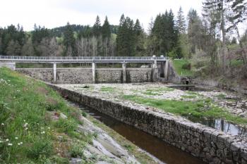 Povodní strana hráze z pravého břehu rybího přechodu ( © Ivan Grisa 05/2010)