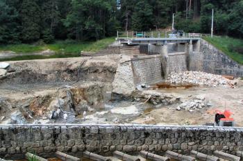 přehrada během oprav škod způsobených povodní ( © Pavel Zany Komárek 17.6. 2005)