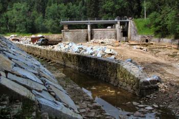 přehrada během oprav škod způsobených povodní ( © Pavel Zany Komárek 17.6. 2005)