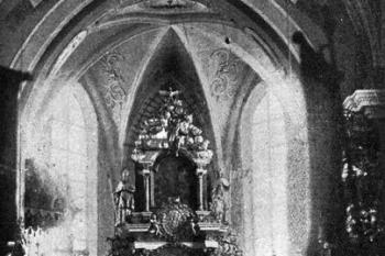 pohled do presbytáře ( © Antonín Cechner: Soupis památek historických a uměleckých v Čechách, sv. 42 Politický okres kaplický, Archaelogická komise při České akademii věd a umění, , Praha 1921)