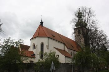 Kostel od severovýchodu, vlevo v pozadí střecha sousedního kostela sv. Floriána ( © Ivan Grisa 05/2010)