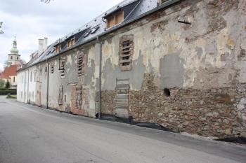 Uliční fronta západního křídla: pohled od jihu ( © Ivan Grisa 05/2010)