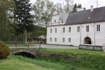 Hlavní průčelí a mostek přes potok ( © Ivan Grisa 05/2010)