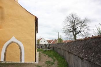 Jižní boční loď a ohradní zeď hřbitova ( © Ivan Grisa 05/2010)