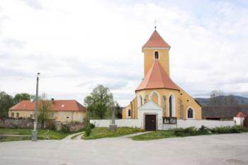 Fara a kostel od východu ( © Ivan Grisa 05/2010)