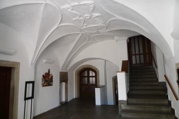 vstupní síň s hřebínkovou klenbou (© Karel Husák, 06/2013)