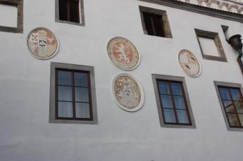 Znaky na hlavním průčelí ( © Ivan Grisa 05/2010)