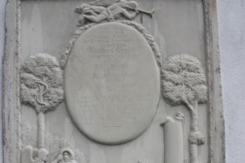 Klasicistní náhrobek na jižní stěně kostela ( © Ivan Grisa 05/2010)
