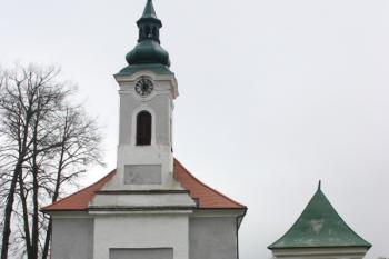 Kostel a návesní kaple od západu ( © Ivan Grisa 05/2010)