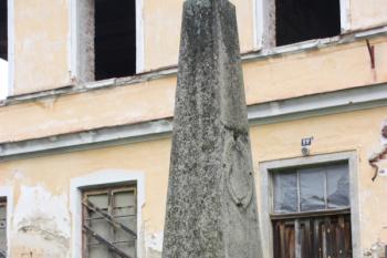 Pomník neznámého určení nad kostelem ( © Ivan Grisa 05/2010)