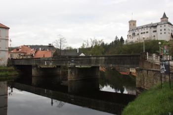 Návodní strana mostu z pravého břehu Vltavy ( © Ivan Grisa 05/2010)