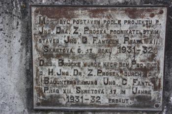 Historická tabulka s údaji o architektovi a stavební firmě ( © Ivan Grisa 05/2010)
