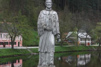 Socha sv. Jana Nepomuckého ze staršího mostu ( © Ivan Grisa 05/2010)
