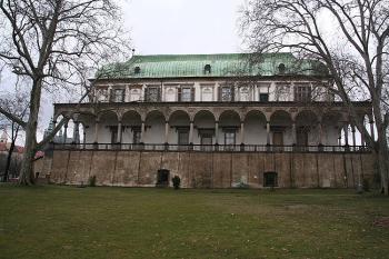Východní průčelí během rekonstrukce balustrády ochozu (© Ivan Grisa, 03/2009)