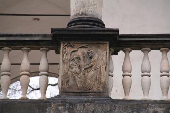 Jeden z reliéfů na soklech sloupů východního průčelí (© Ivan Grisa, 03/2009)