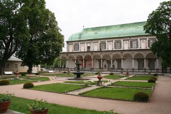 Západní průčelí bez opravované balustrády ( © Ivan Grisa 05/2009)