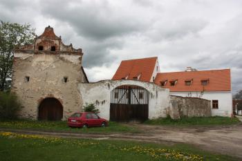 Tvrz z návsi (od jihu) ( © Ivan Grisa 05/2010)