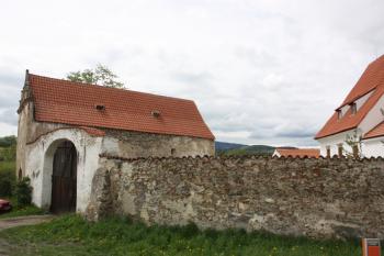 Vjezdová brána od severovýchodu ( © Ivan Grisa 05/2010)