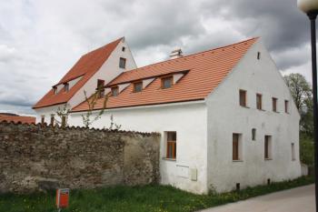 Hlavní obytná budova od jihovýchodu ( © Ivan Grisa 05/2010)