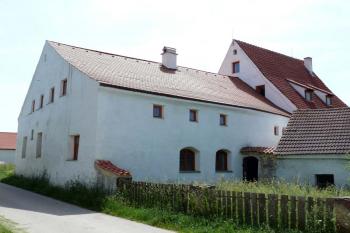 Celkový pohled na tvrz od severovýchodu (© Jiří Cukr, 06/2010)