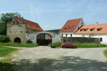 Náves ve Štěkřích s areálem dvora (vlevo sýpka, vpravo tvrz) (© Jiří Cukr, 06/2010)