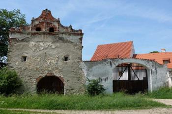 Sýpka a vjezdová brána od jihu (© Jiří Cukr, 06/2010)