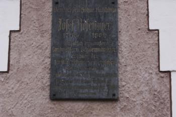 Pamětní desky na rodném domě Josefa Rosenauera ( © Ivan Grisa 05/2010)
