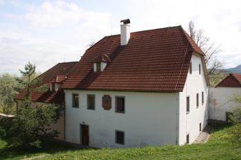 Bývalá fara pod kostelem ( © Ivan Grisa 05/2010)