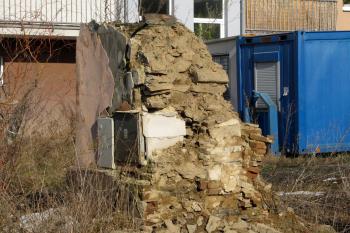 dnes zbyly ze zámku kousíčky rohových zdí (© Rodochrozit, 03/2013)