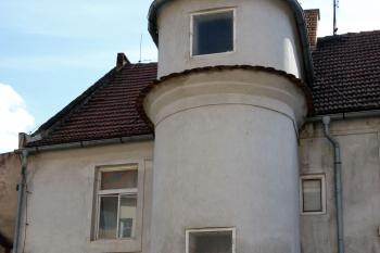 schodišťový přístavek při severovýchodním nároží ( © Pavel Zany Komárek 22. 4. 2010)