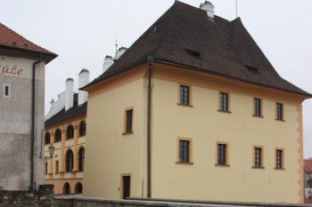 Museum od východu, v popředí most před bývalou Horní branou ( © Ivan Grisa 10/2011)
